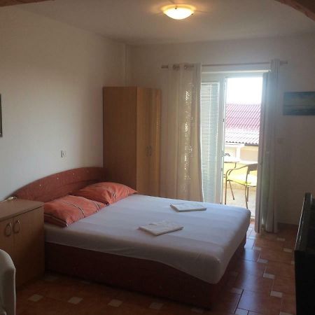 Apartments Loncaric Banjol Екстериор снимка