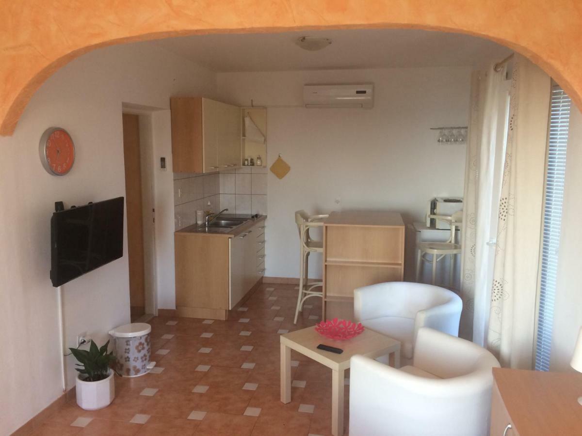 Apartments Loncaric Banjol Екстериор снимка