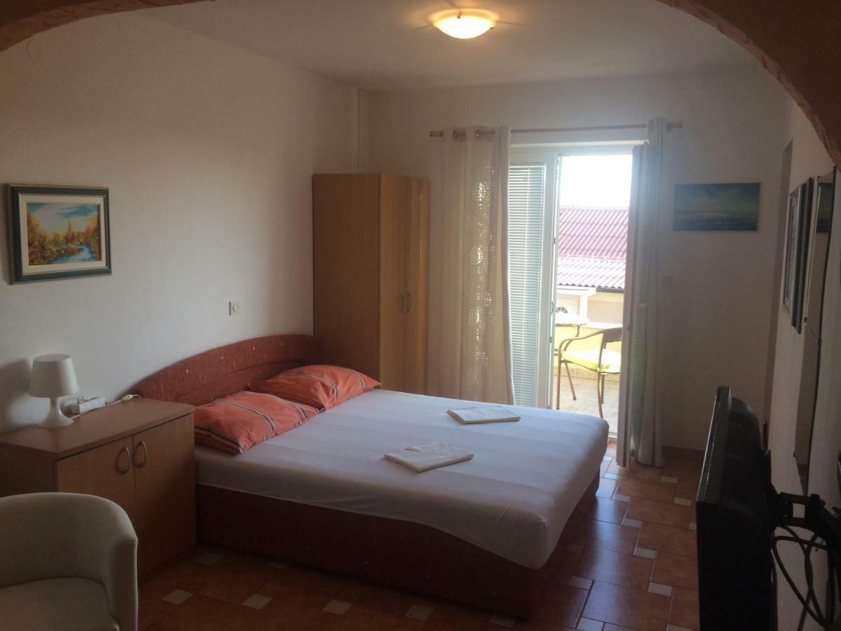 Apartments Loncaric Banjol Екстериор снимка