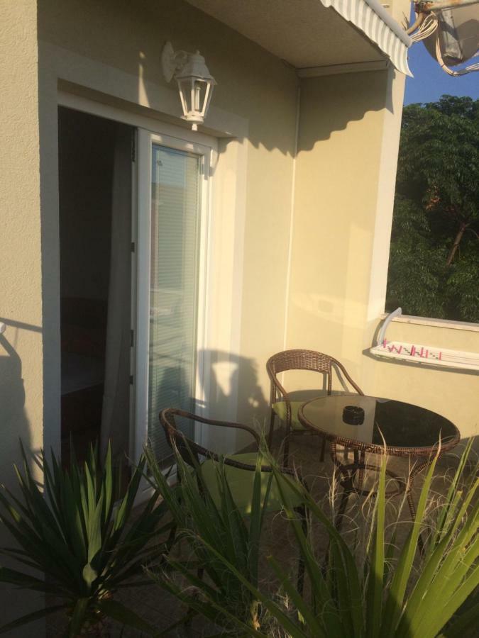 Apartments Loncaric Banjol Екстериор снимка